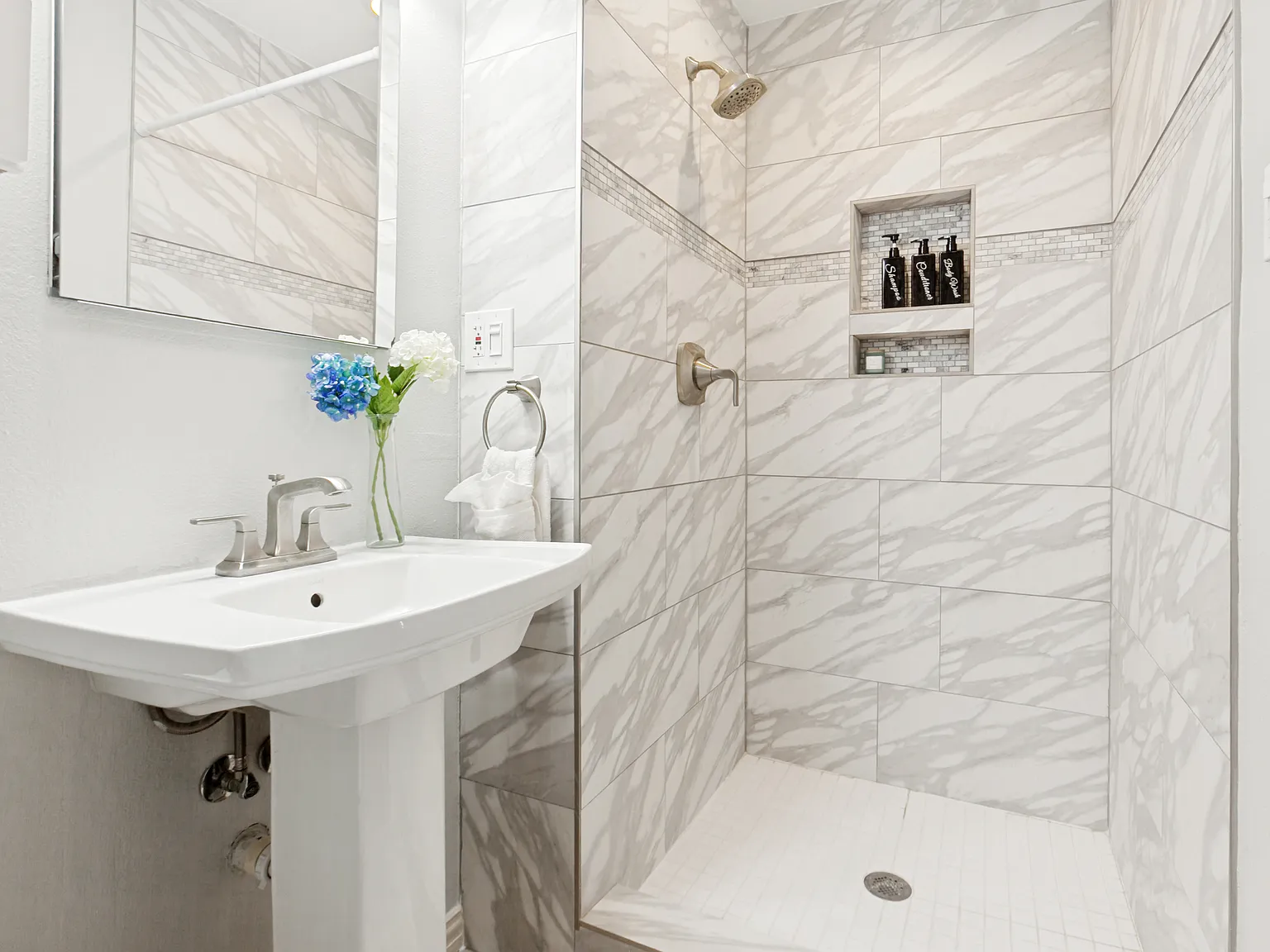 3 bed, 1369 sqft, $2,400 — Photo 3