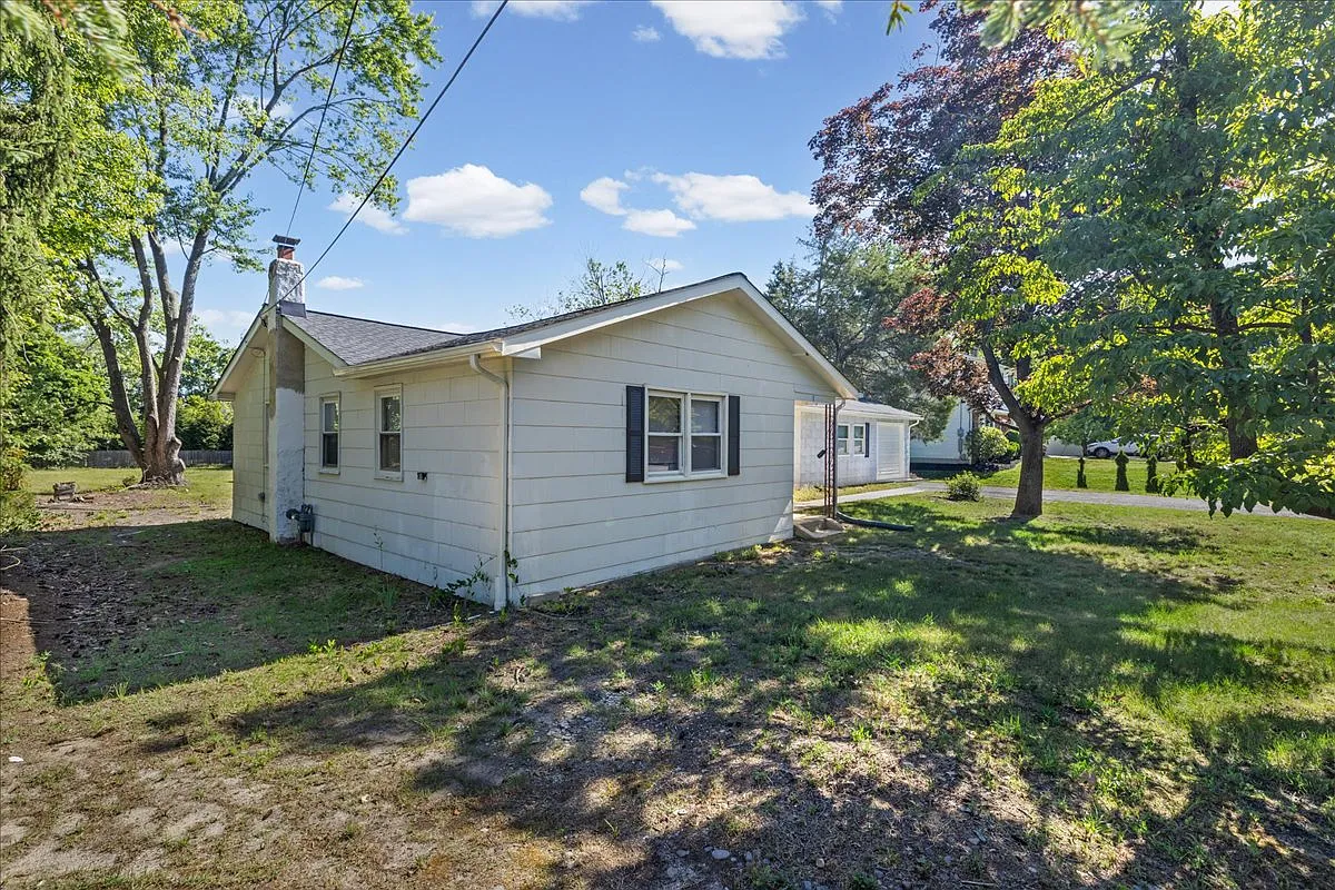 1 Spruce Lane - 1 — Photo 2
