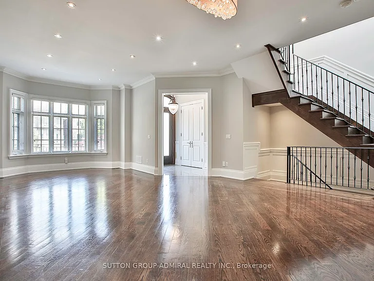 21 Dunblaine Ave — Photo 6