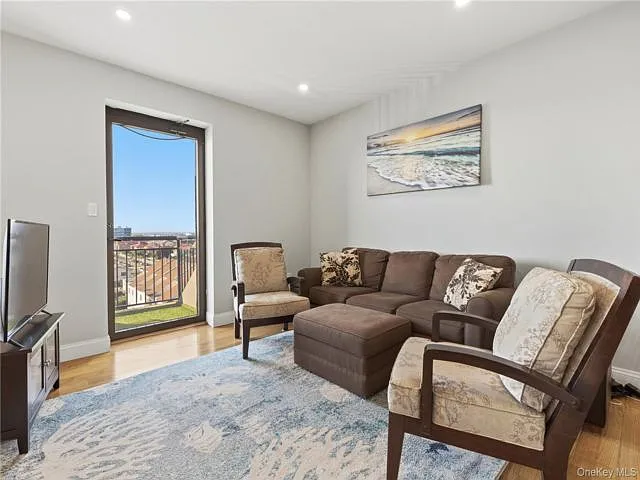2 bed, 3.0 bath, 1100 sqft, $3,400 — Photo 2