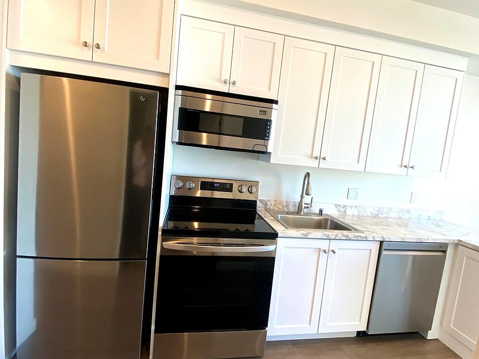 1st image of 3067 N Park Way #303