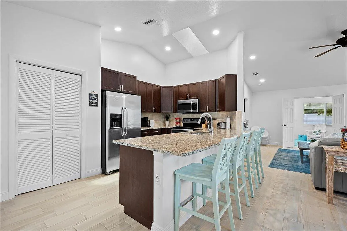 3 bed, 2.0 bath, 1650 sqft, $4,000 — Photo 3