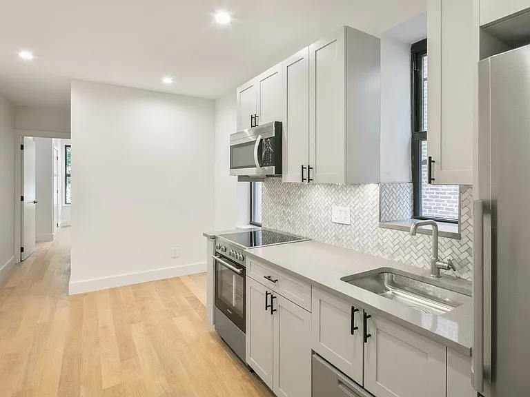 244 E 46th St #1A — Photo 5