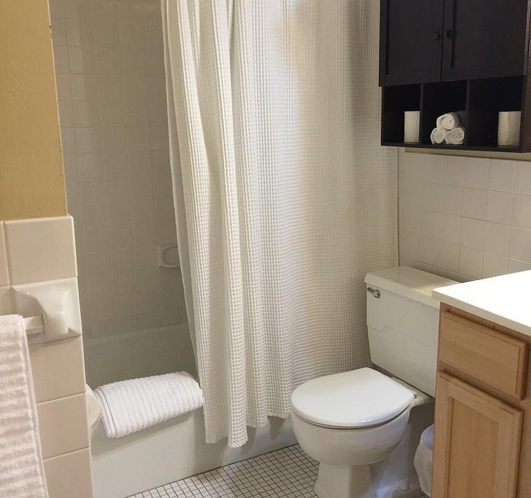 Bath w/bathtub