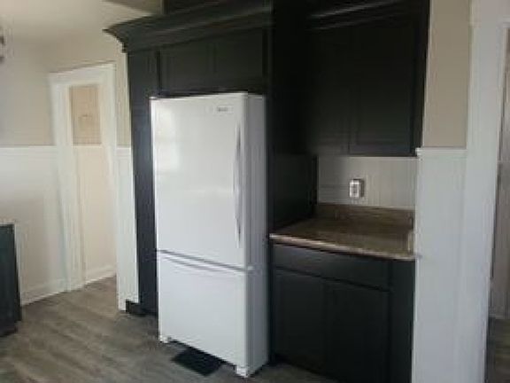 5th image of 562 Arlington Ave