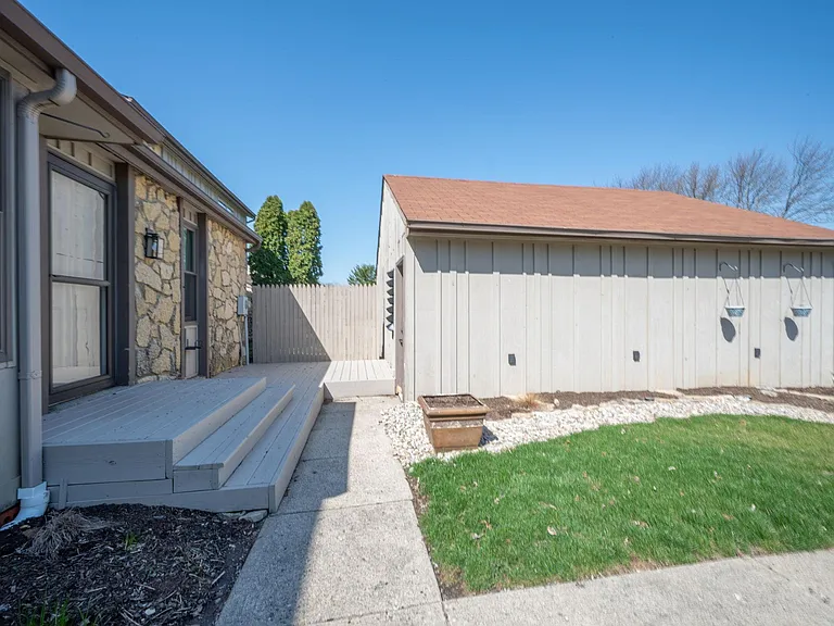 5273 Pros Dr — Photo 2