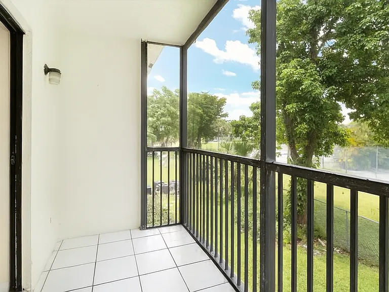 Island Club - 9000 NW 28th Dr Coral Springs, FL 33065 — Photo 10