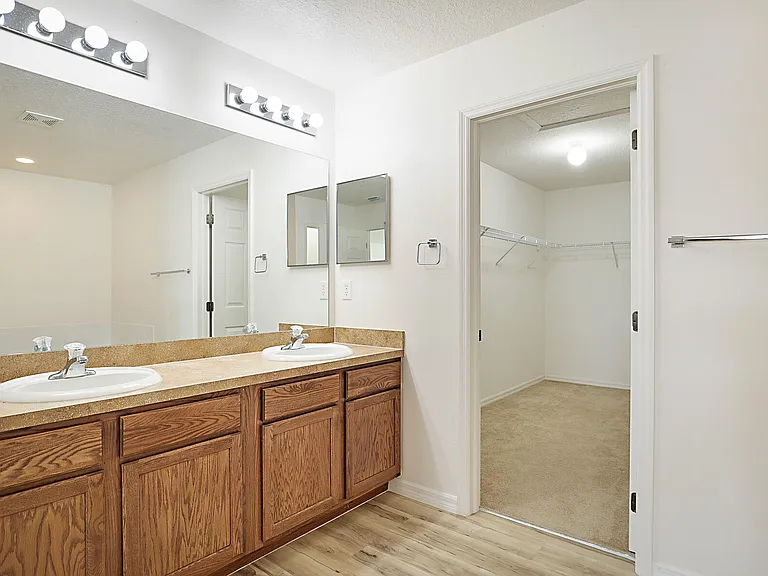 617 SE Karrigan Ter — Photo 31