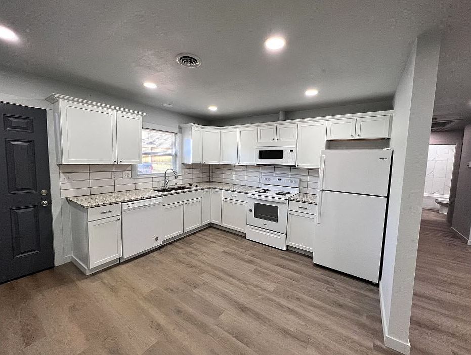 1st image of 1560 Clearwater Cir