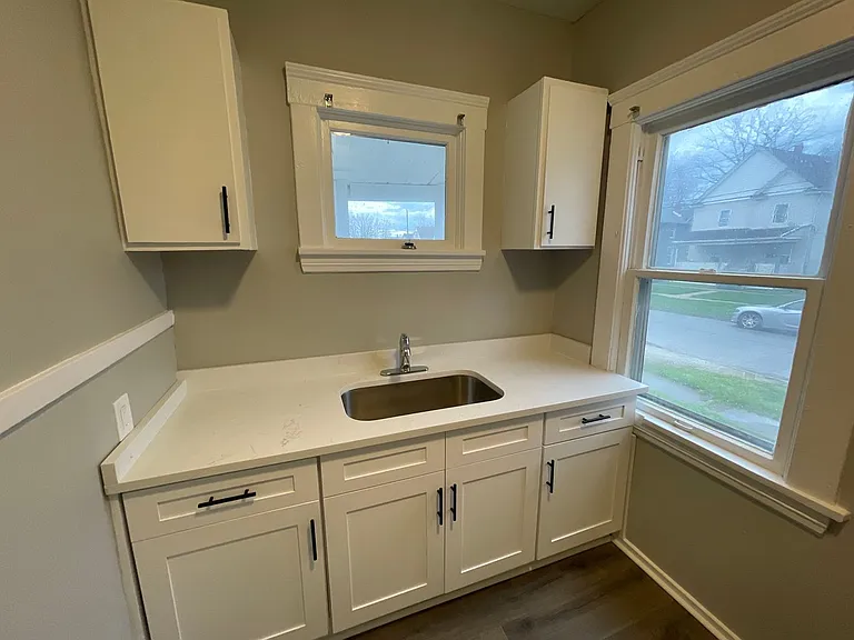 1053 Washington Ave — Photo 4