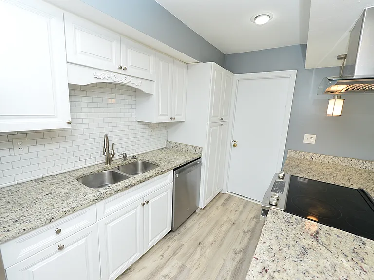 806 Jamestowne Dr — Photo 7