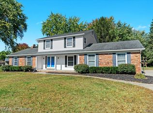 4815 Ravinewood Dr, Commerce Township, MI