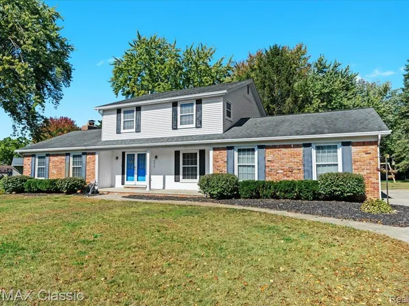 4815 Ravinewood Dr, Commerce Township, MI 48382