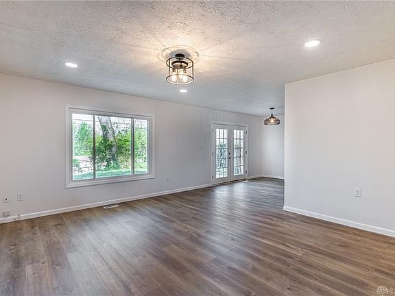 5th image of 445 Martha Dr