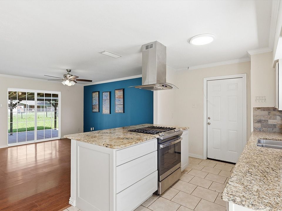 1st image of 405 Birchwood Cir