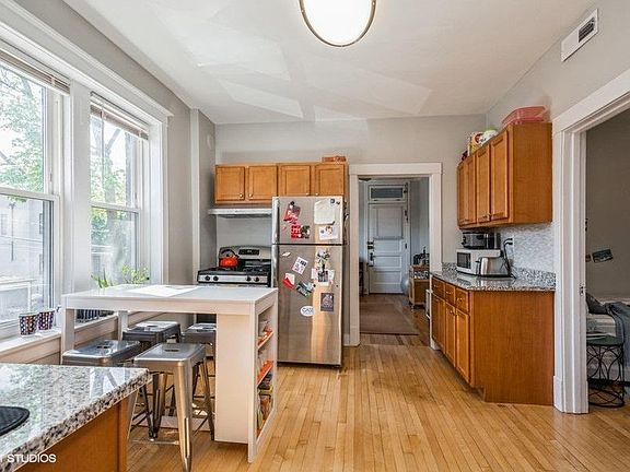 2nd image of 1935 W Cortland St APT 2