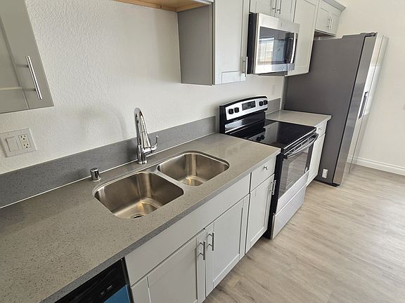 3rd image of 425 25th St #4