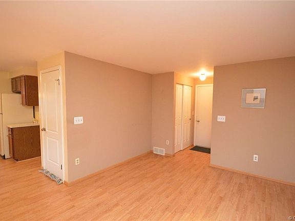 5th image of 57 Wheatfield Cir