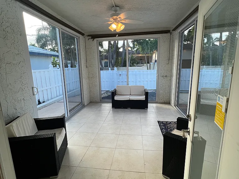 1010 Hollywood Blvd — Photo 18
