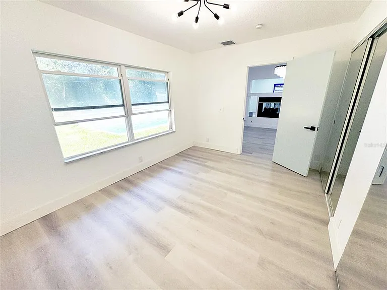 101 S Corona Ave — Photo 22