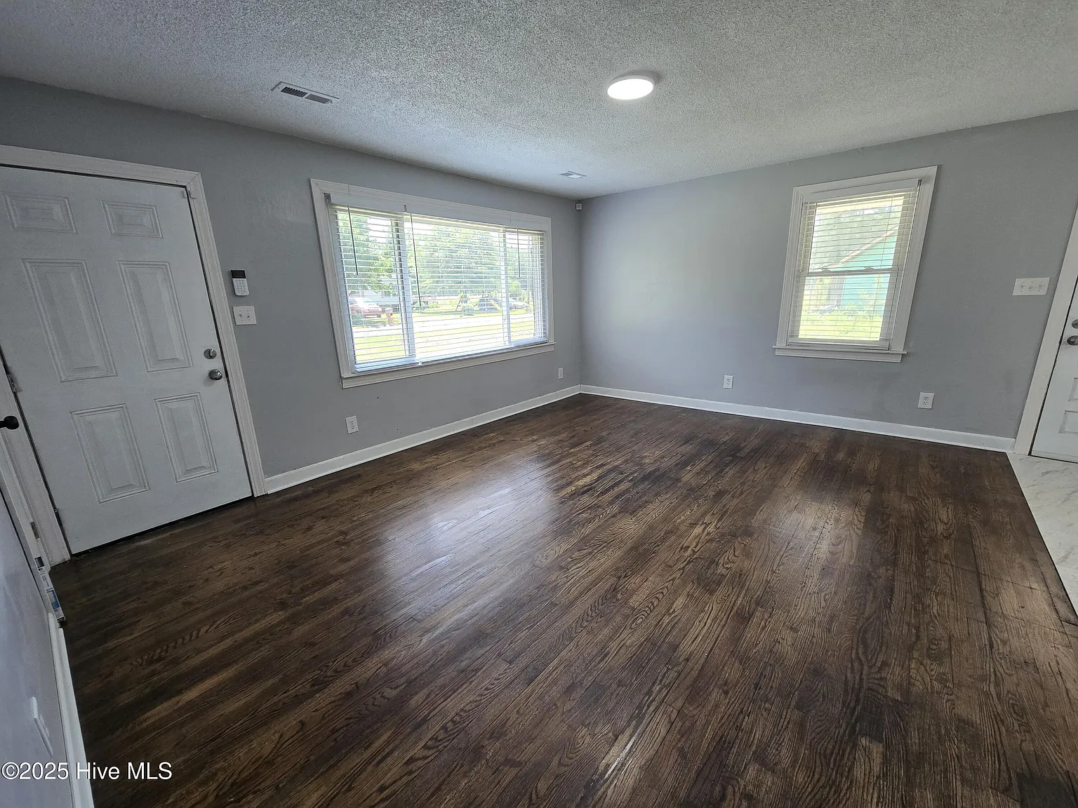 3 bed, 1.0 bath, 1075 sqft, $1,500 — Photo 4