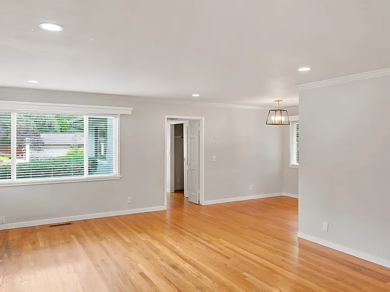 1087 Lariat Ln — Photo 3