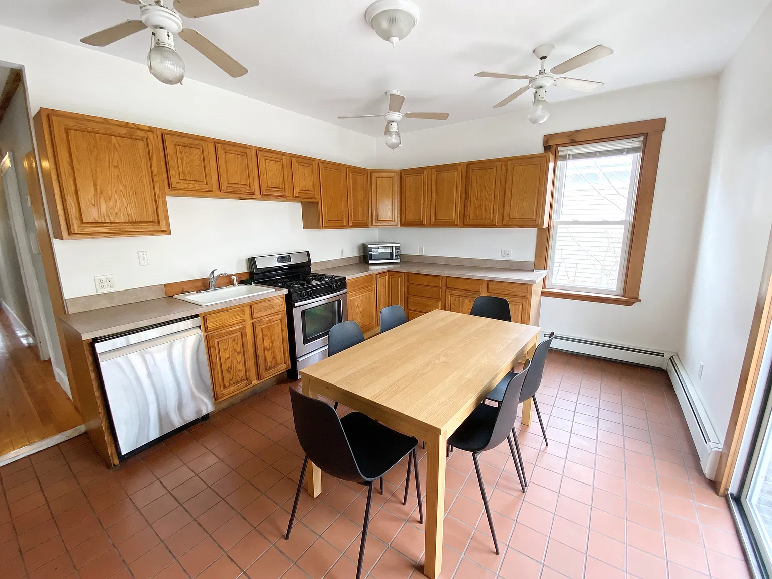 4 bed, 1.0 bath, $6,800 — Photo 2