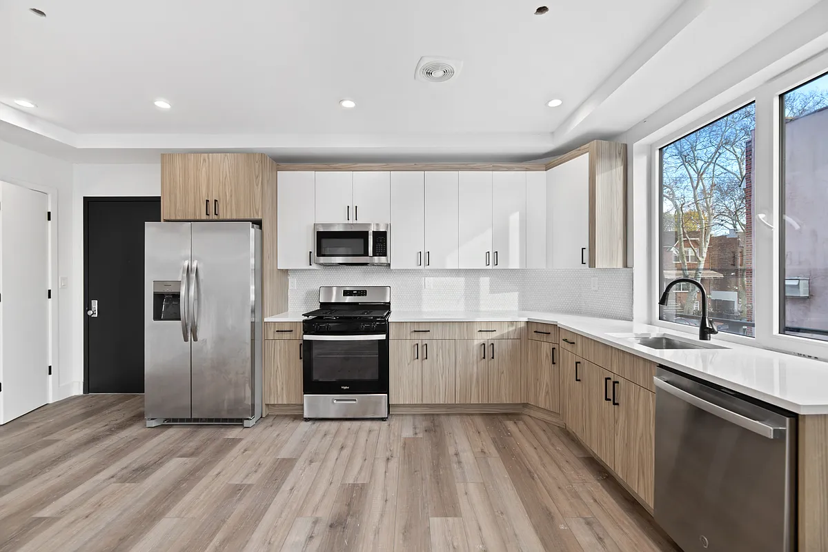 Building Photo - 2454 E 15th St #1A