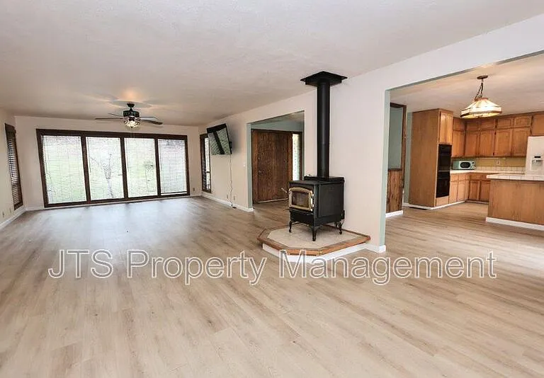 2812 Centennial Ct — Photo 11