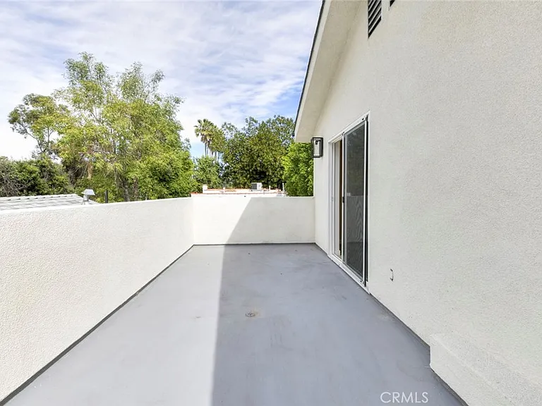 15557 Wyandotte St — Photo 22