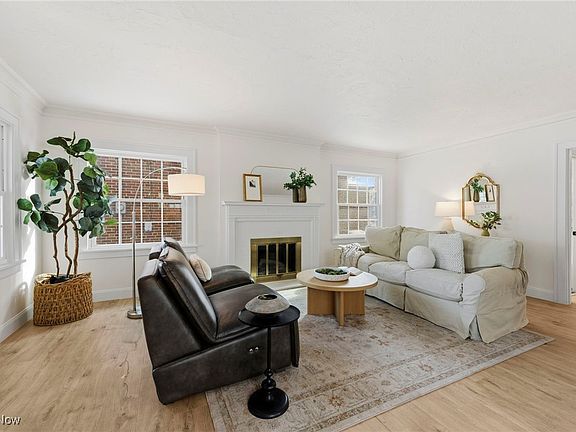 5th image of 21437 Hillsdale Ave