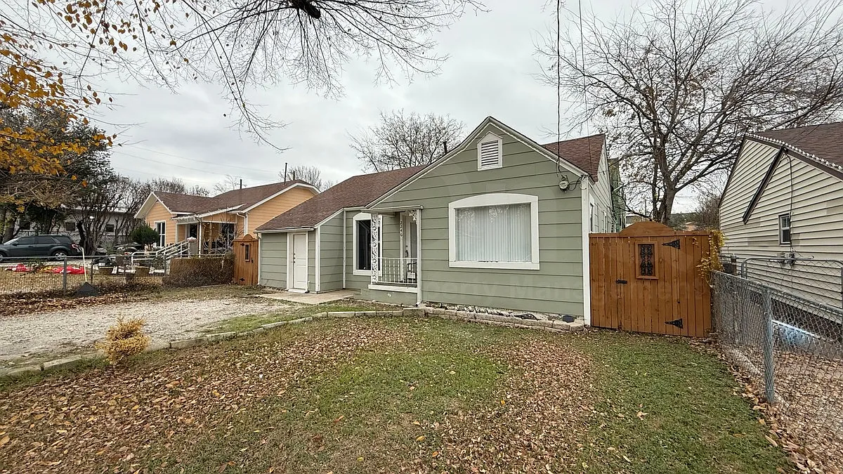 2 bed, 2.0 bath, 1415 sqft, $2,100 — Photo 2