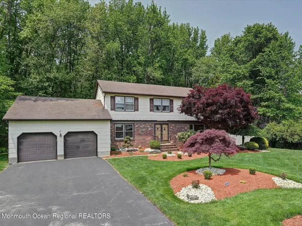 25 Cooperhawk Drive, Manalapan, NJ 07726