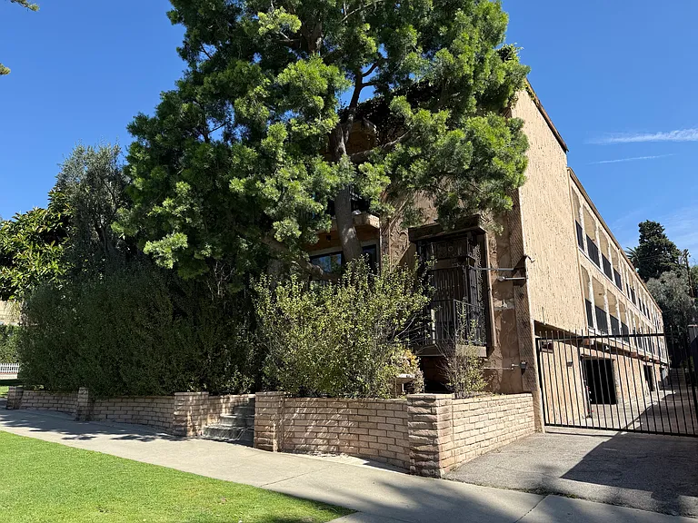 2250 N Beachwood Dr #102 — Photo 10