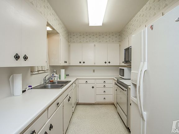 2nd image of 220 W Twohig Ave APT B