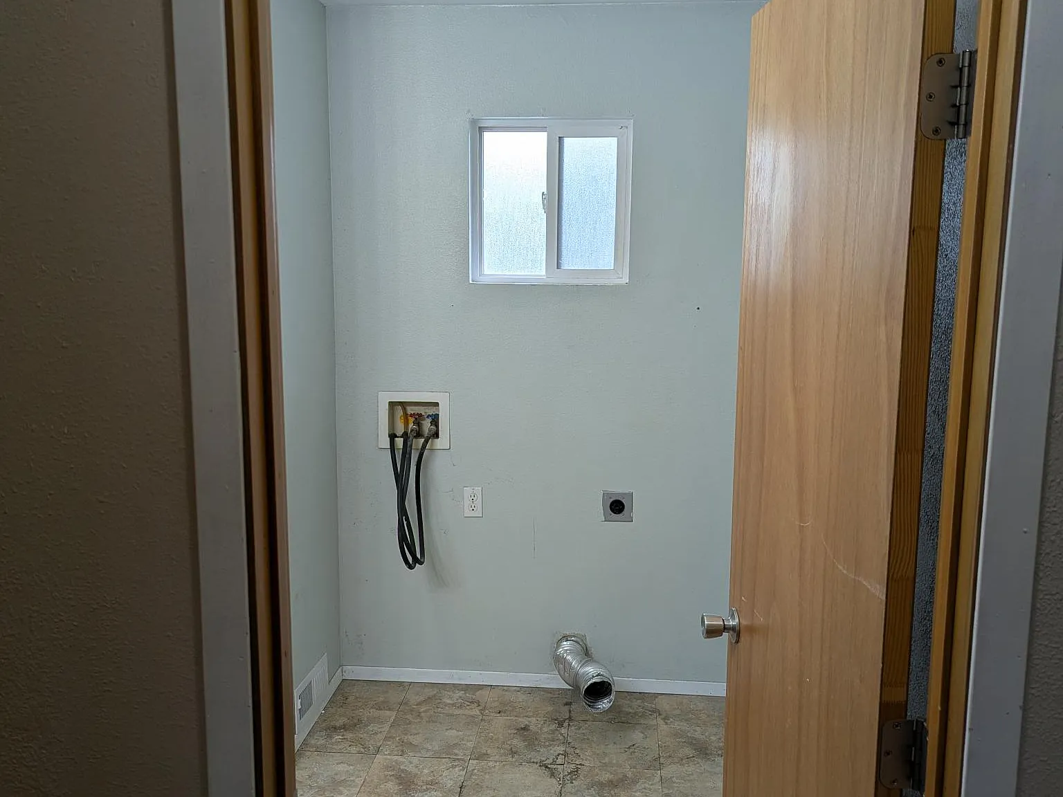 2 bed, 1000 sqft, $1,415 — Photo 2