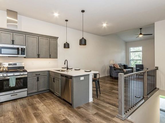 3rd image of 210 Dogwood Ln