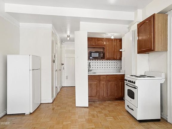 3rd image of 312 E 42nd St #2103