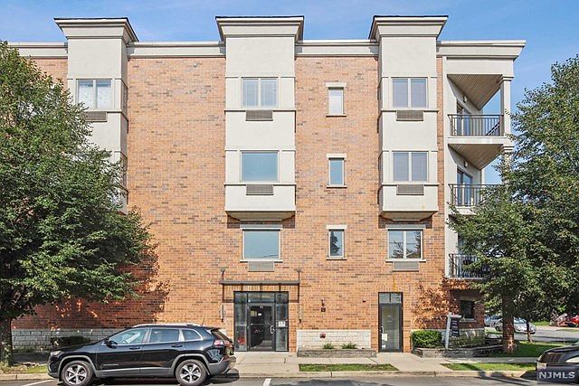 1st image of 93 Palisade Ave APT 2A
