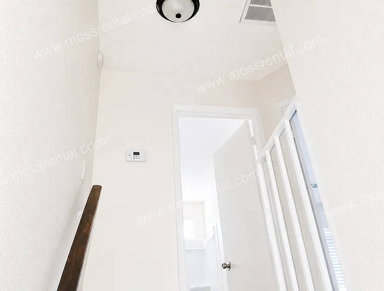 209 W Ash St — Photo 6