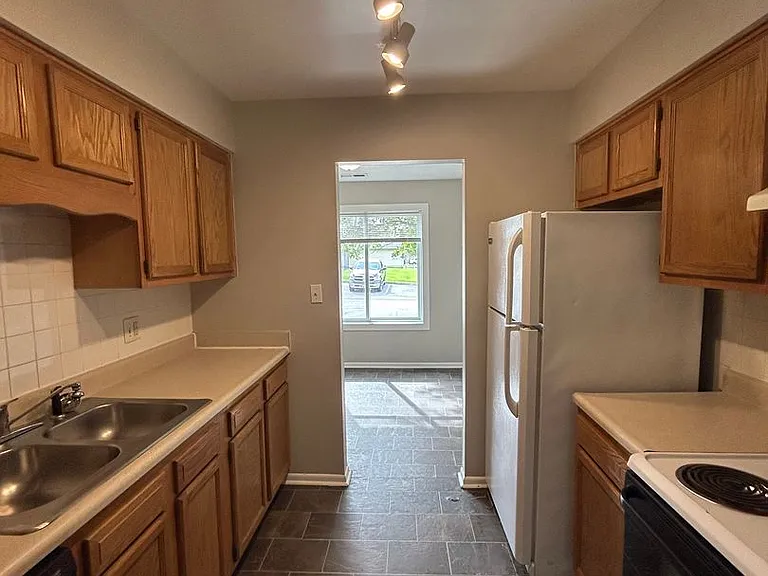 Fairview Court Apartments — Photo 47