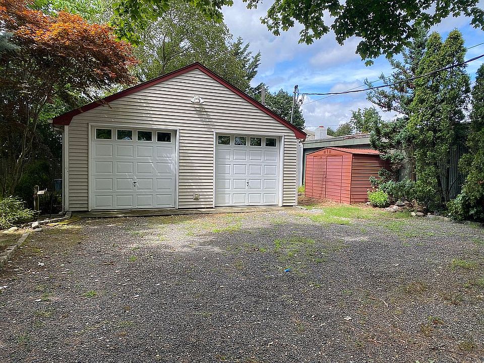 2nd image of 300 10th Ave