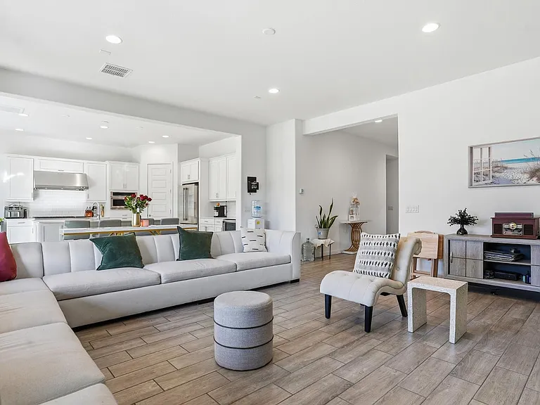 4221 W Carmen St — Photo 5