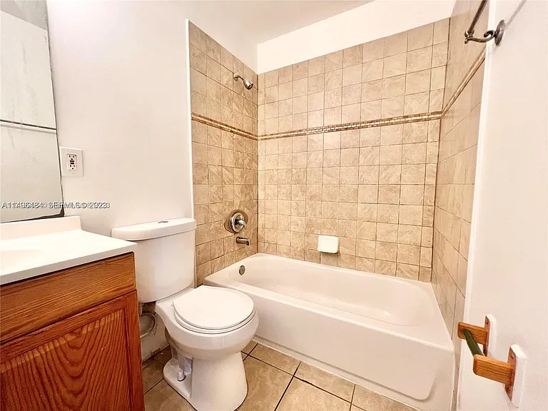 1227 SW 46th Ave #304 — Photo 6
