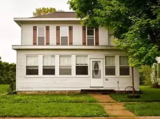 821 Isett Ave, Wapello, IA 52653