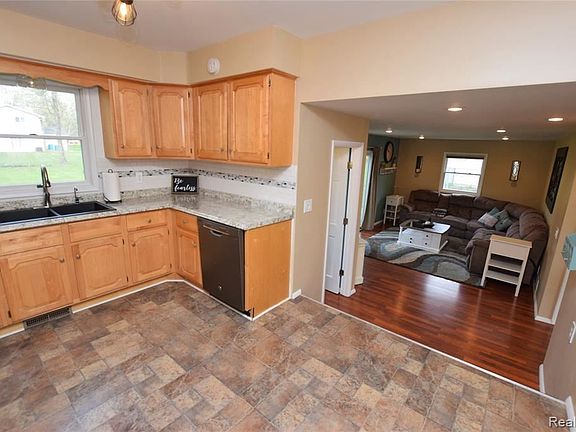3rd image of 4392 Dixon Dr