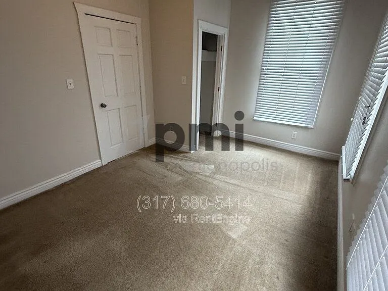 233 N East St — Photo 33