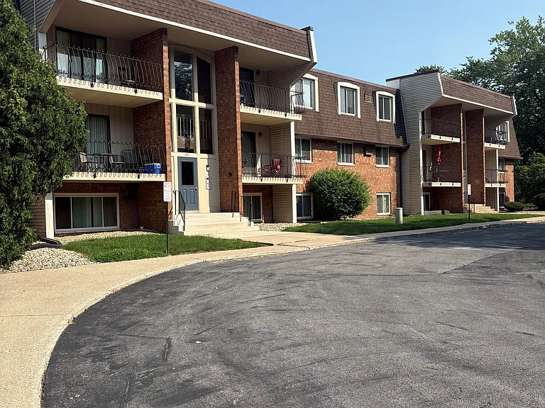 Broadway Crossing Apartments — Photo 22