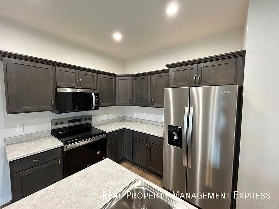 2 Bedroom 1.5 Bathroom Home for Rent — Photo 2