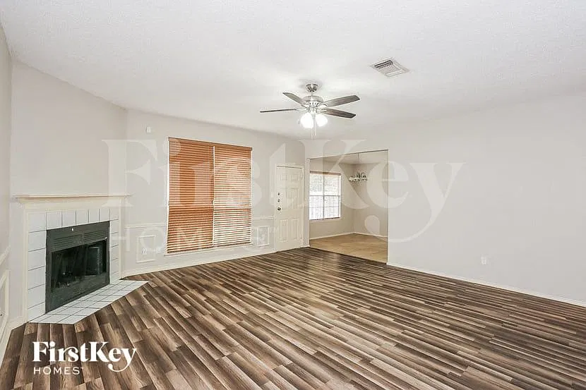 4 bed, 2.0 bath, 2100 sqft, $2,165 — Photo 2